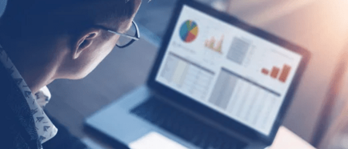 Businessman met laptop