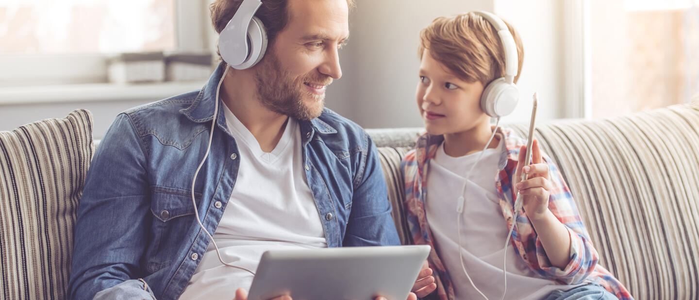 Vader en zoon luisteren naar muziek