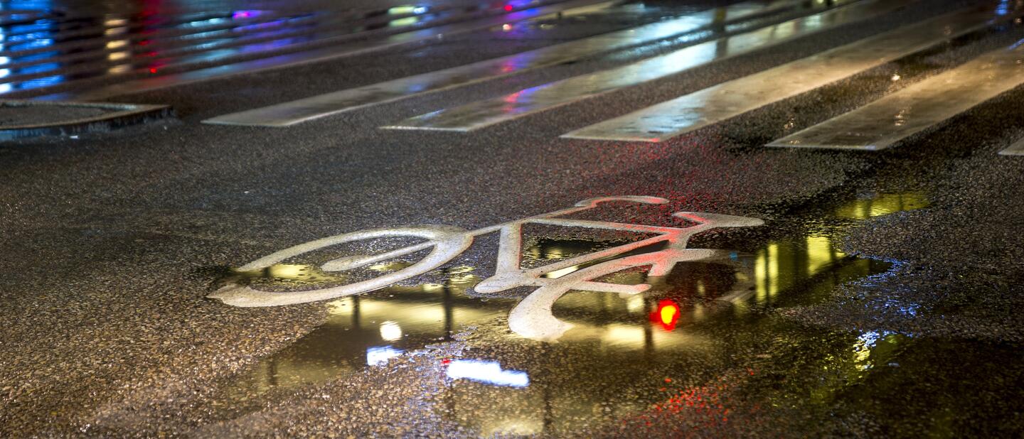 Nat fietspad in de avond