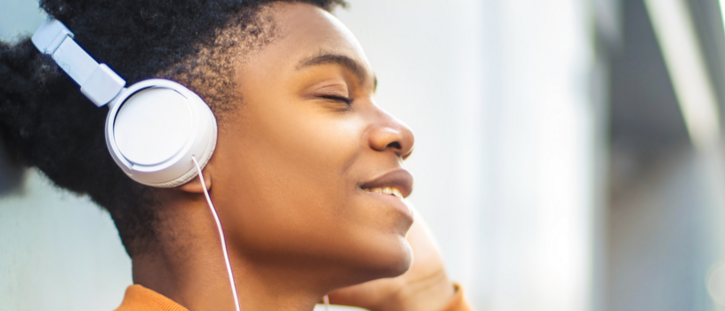 Man luistert muziek met koptelefoon