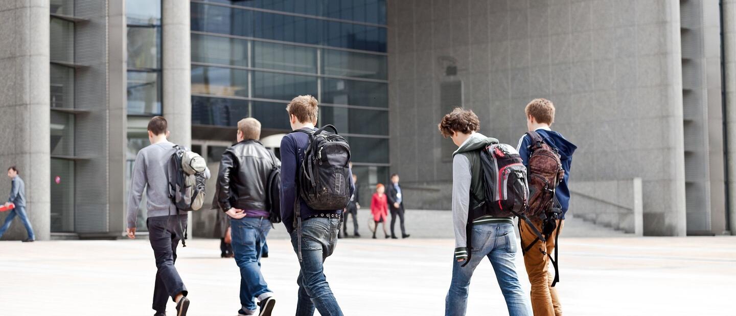 Jongeren op schoolplein
