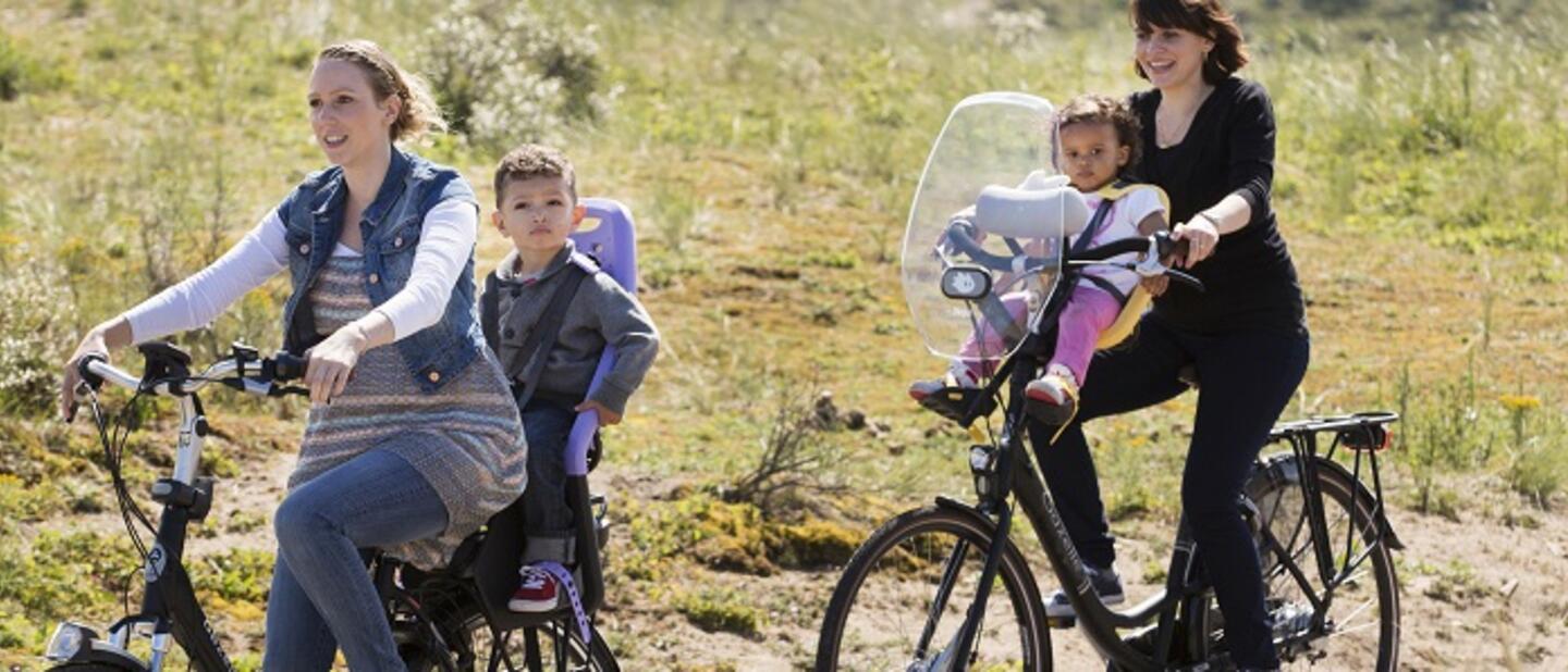Vrouwen fietsen met kinderen