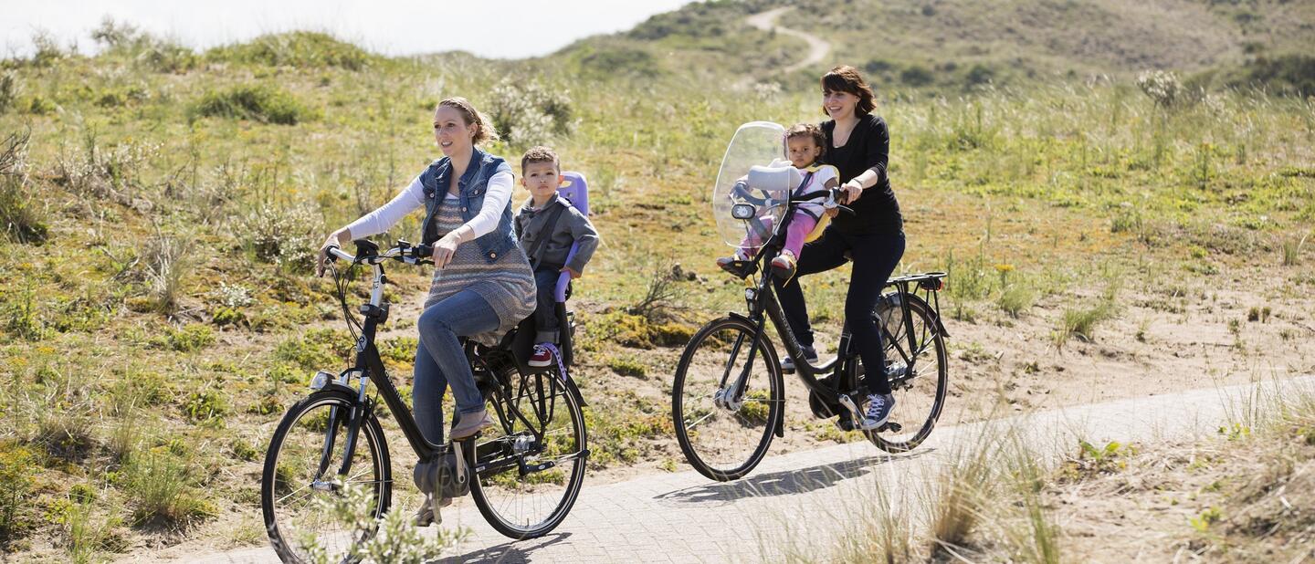 Twee vrouwen met kind op de fiets