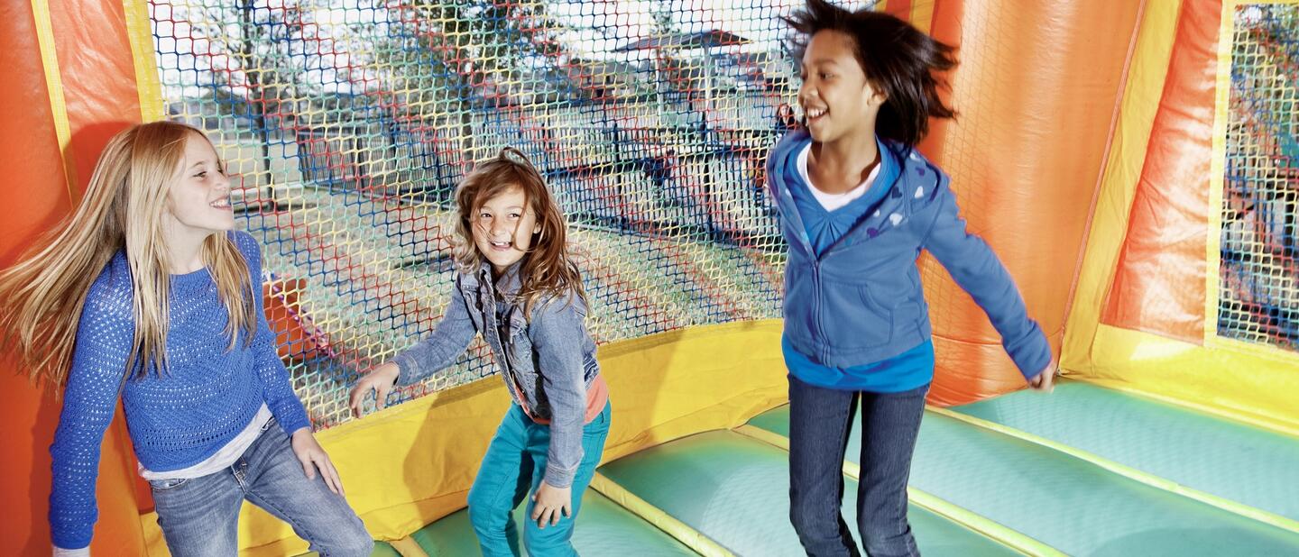Kinderen spelen op luchtkussen
