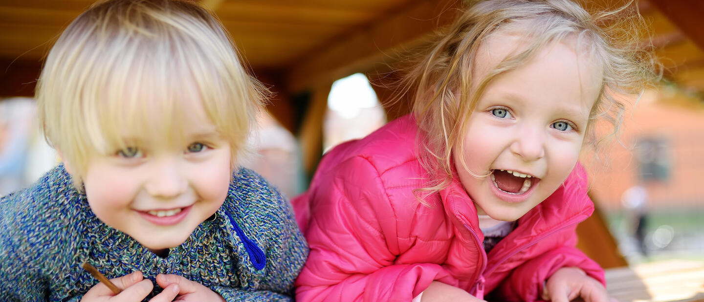 Kinderen in speeltoestel