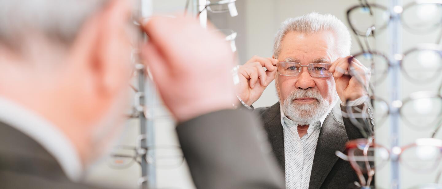 Oudere man bij opticien