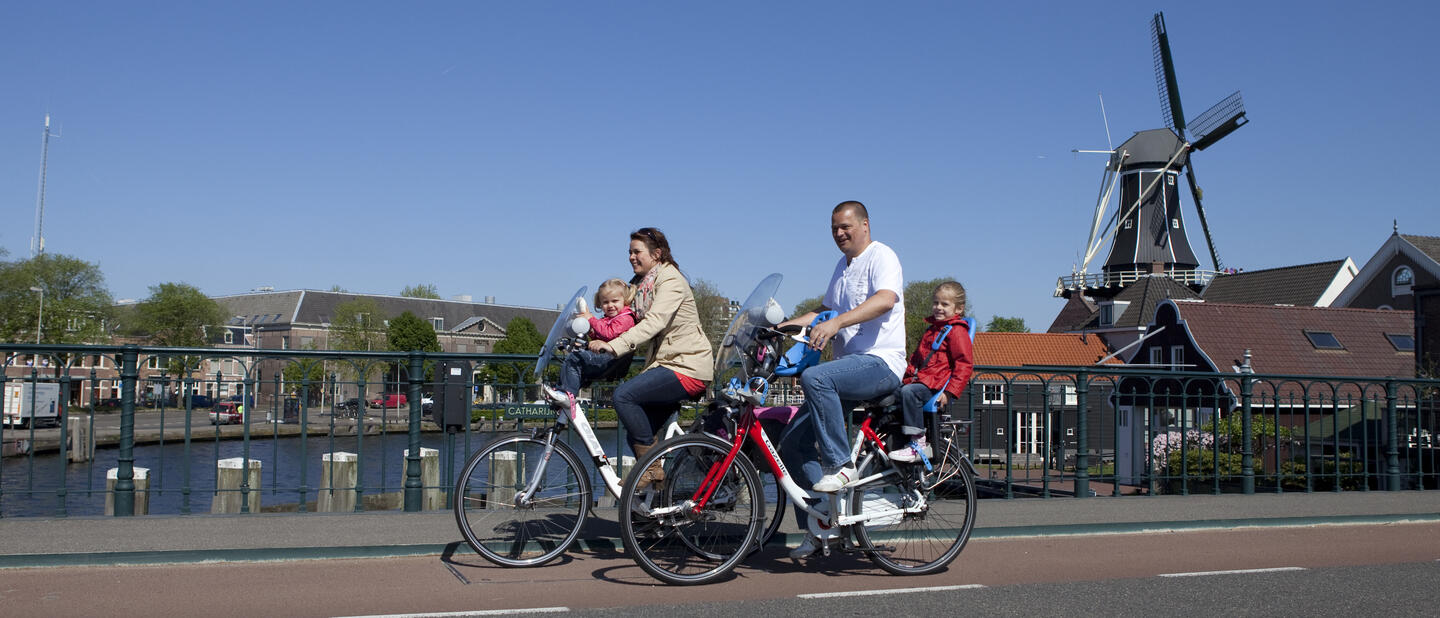 Ouders met kinderen op de fiets