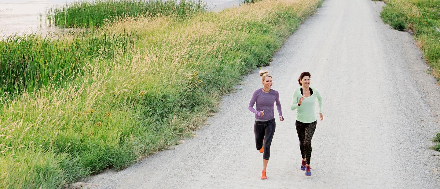 Twee vrouwen zijn aan het hardlopen