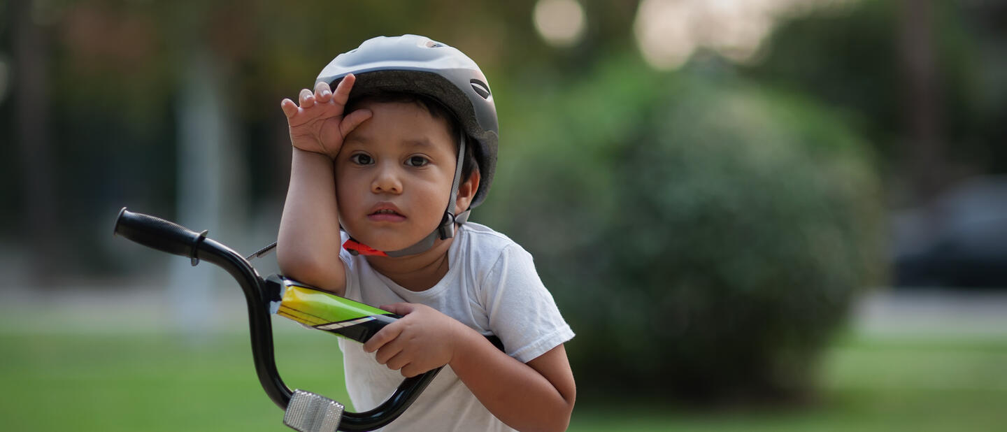 Kind met helm op fiets