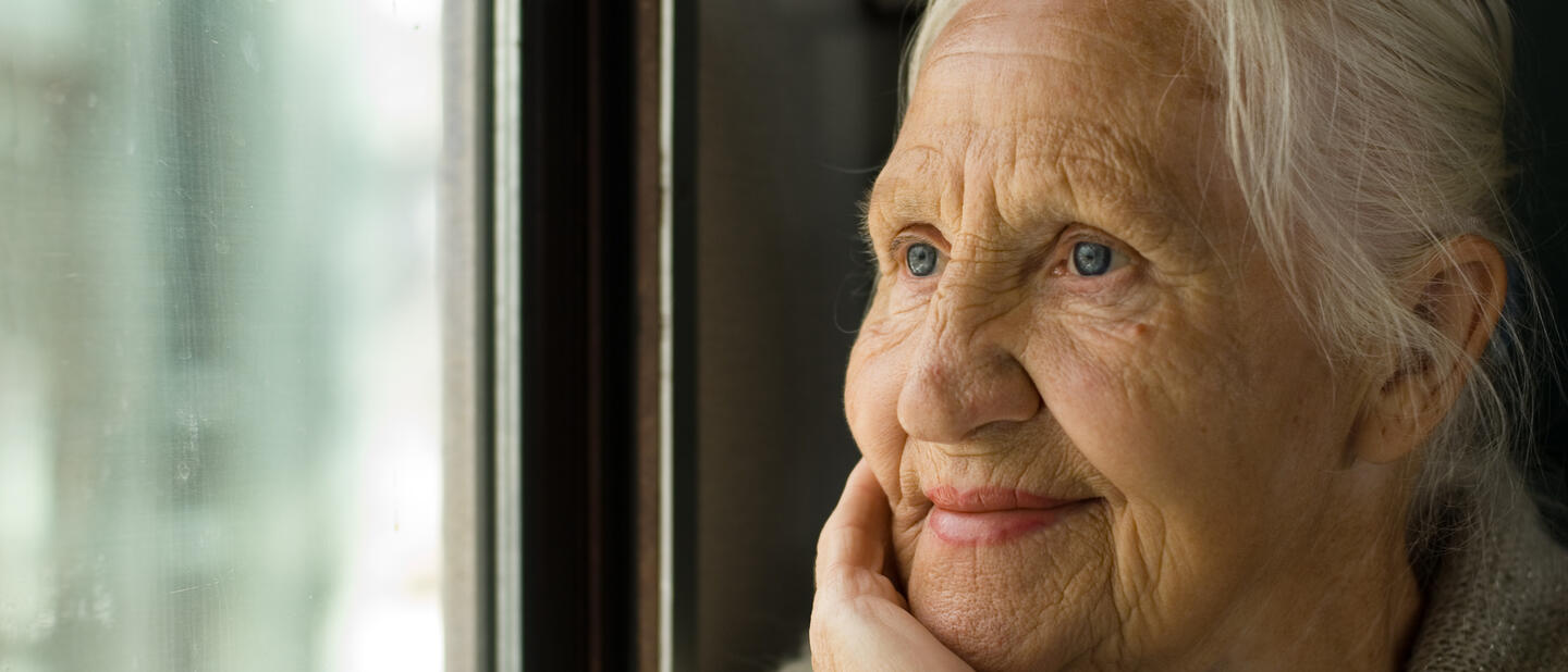 Valpreventie dame kijkt uit raam