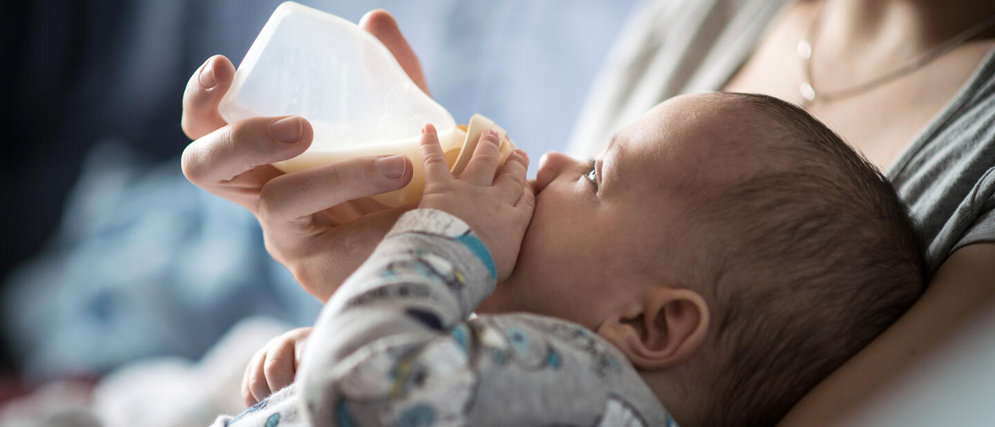 Baby krijgt de fles