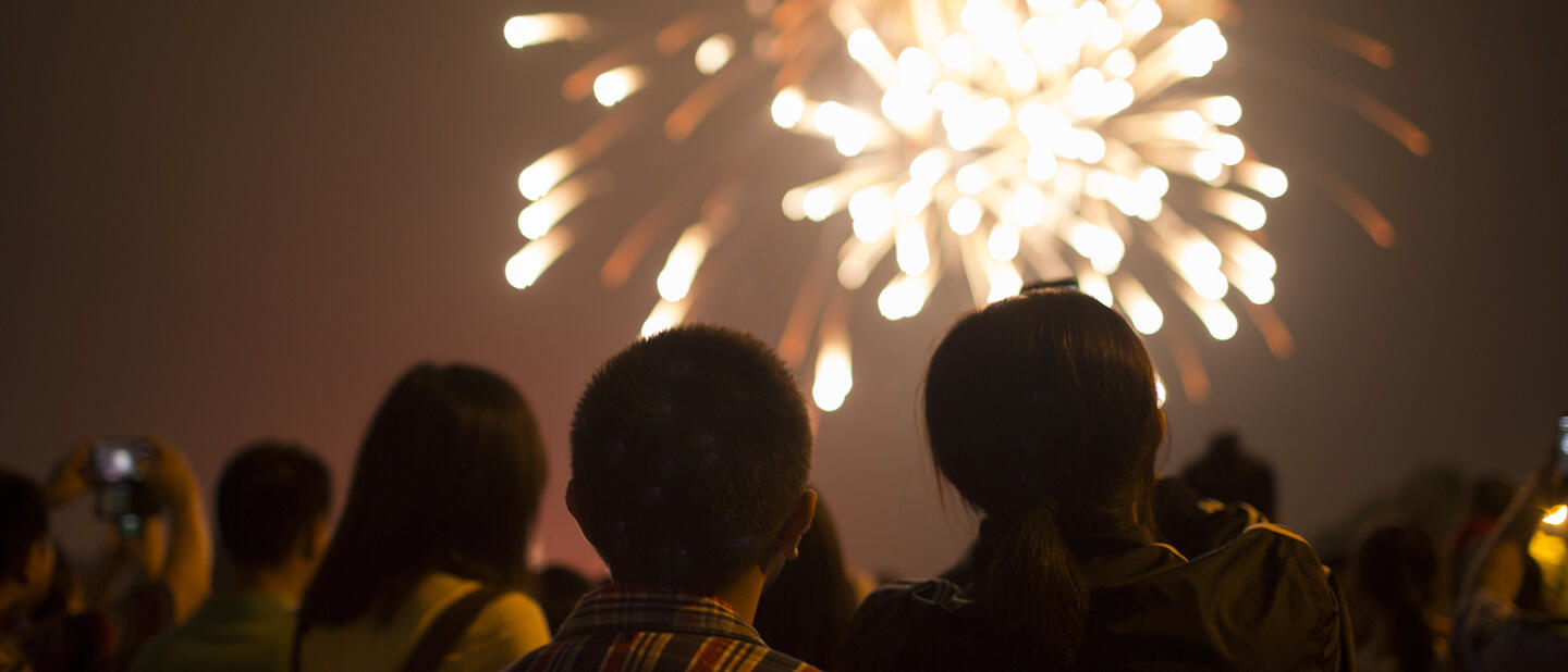 Mensen kijken naar vuurwerk