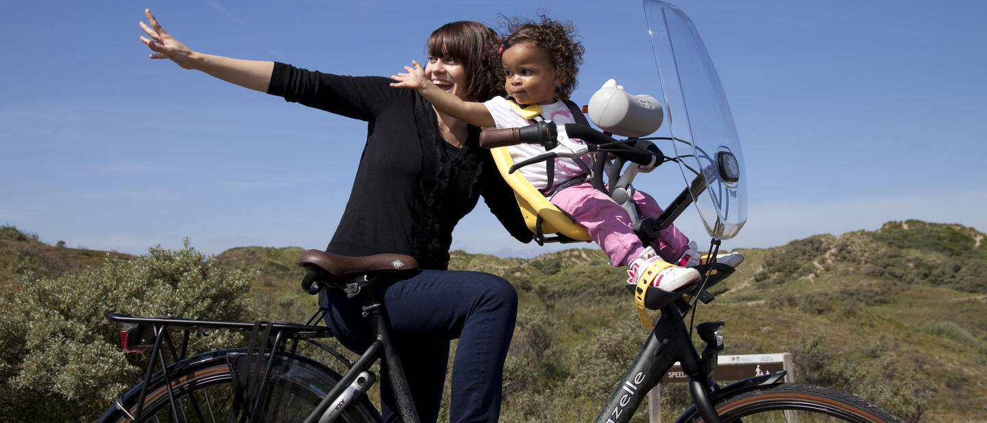 Moeder met kind in fietszitje voor