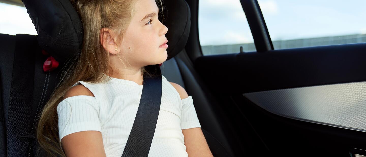 Meisje in kinderautostoel