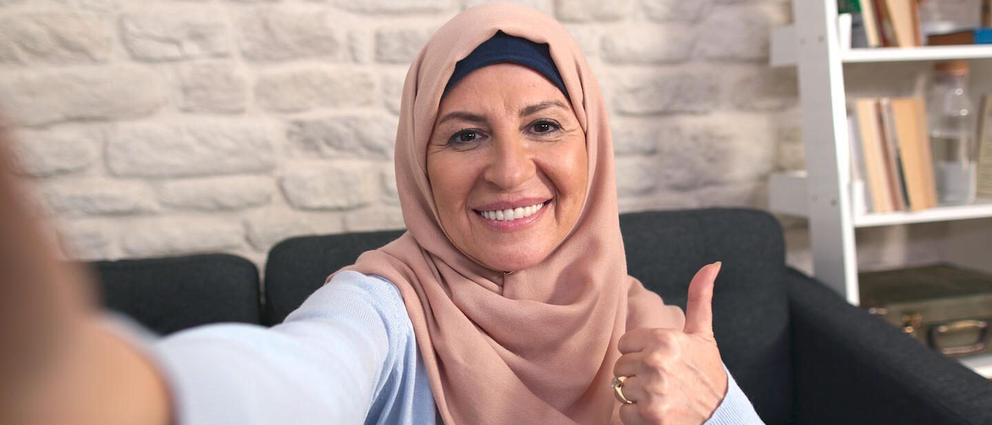 Oudere dame met hoofddoek