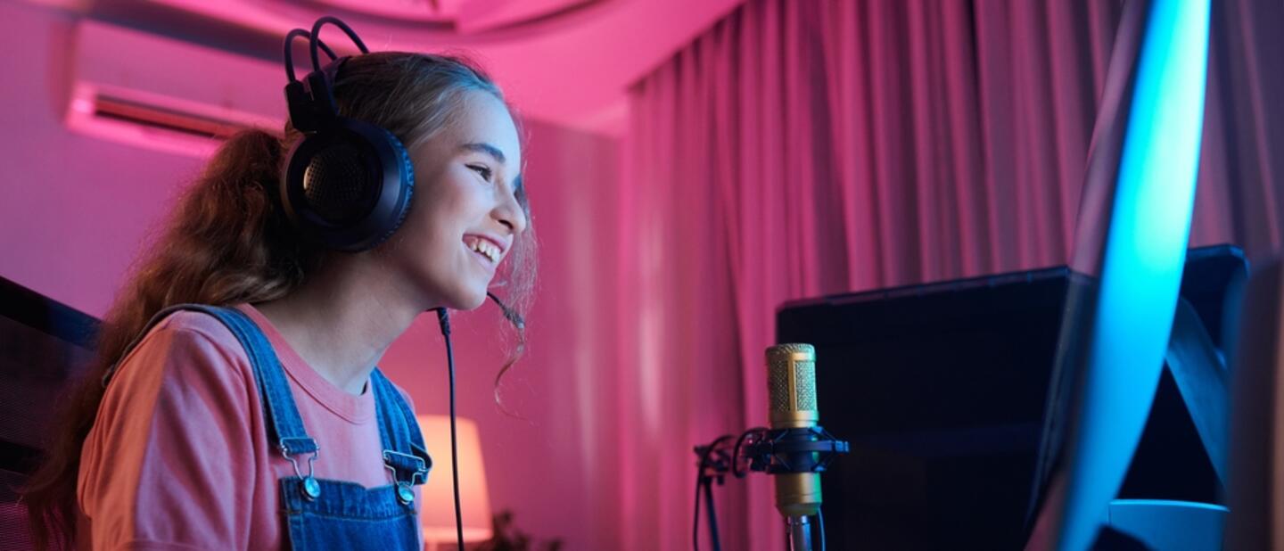 Meisje gamen headset