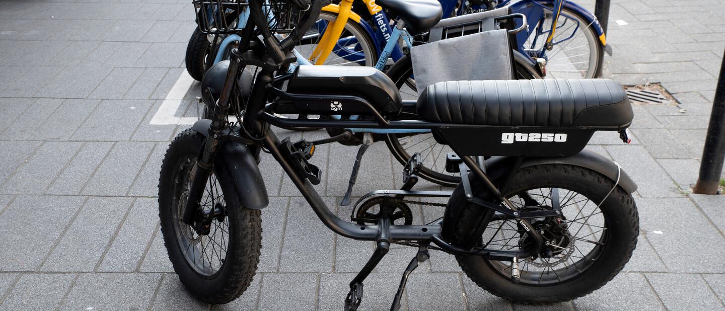 fatbike geparkeerd op straat