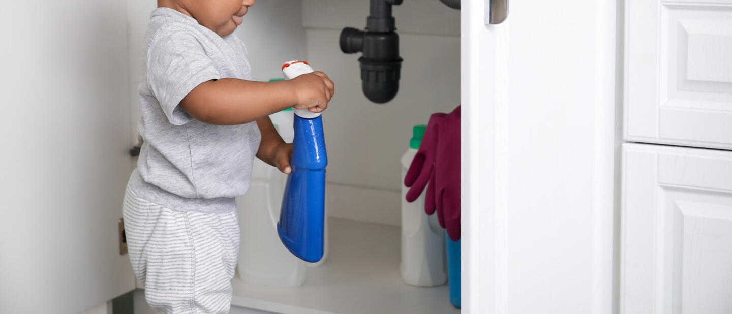 kind met schoonmaakspullen