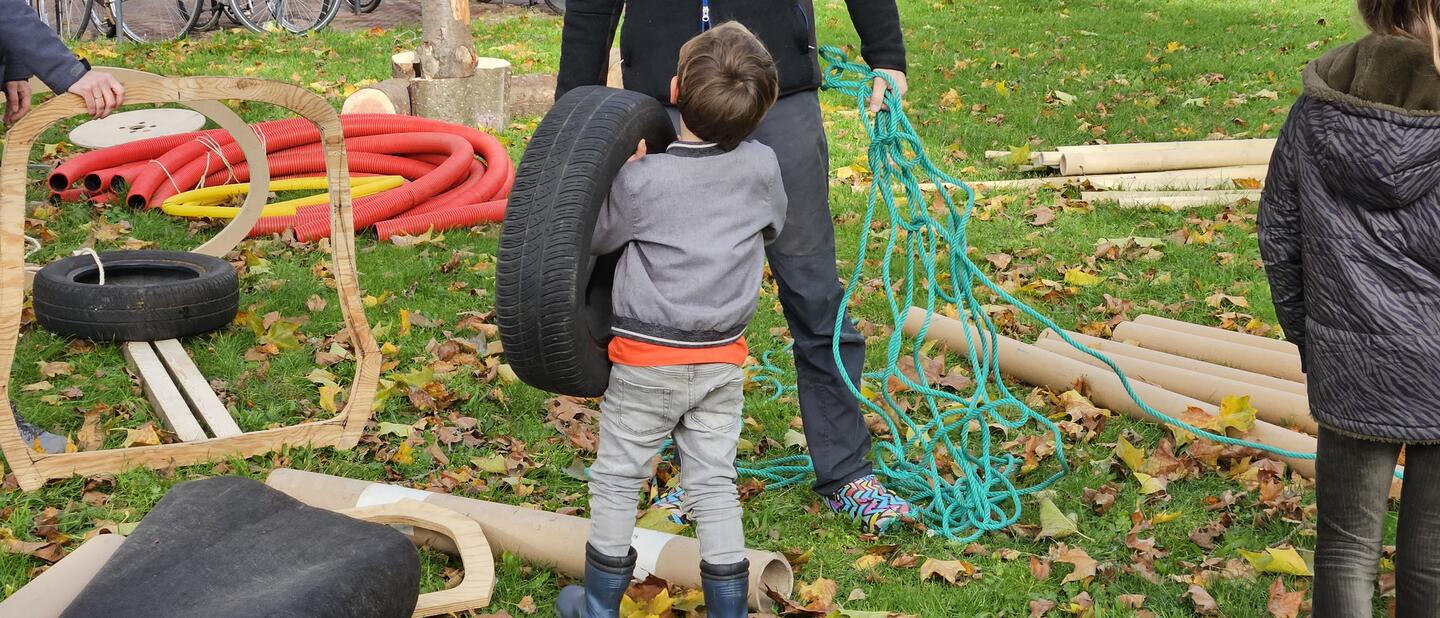 Kind speelt met loose parts