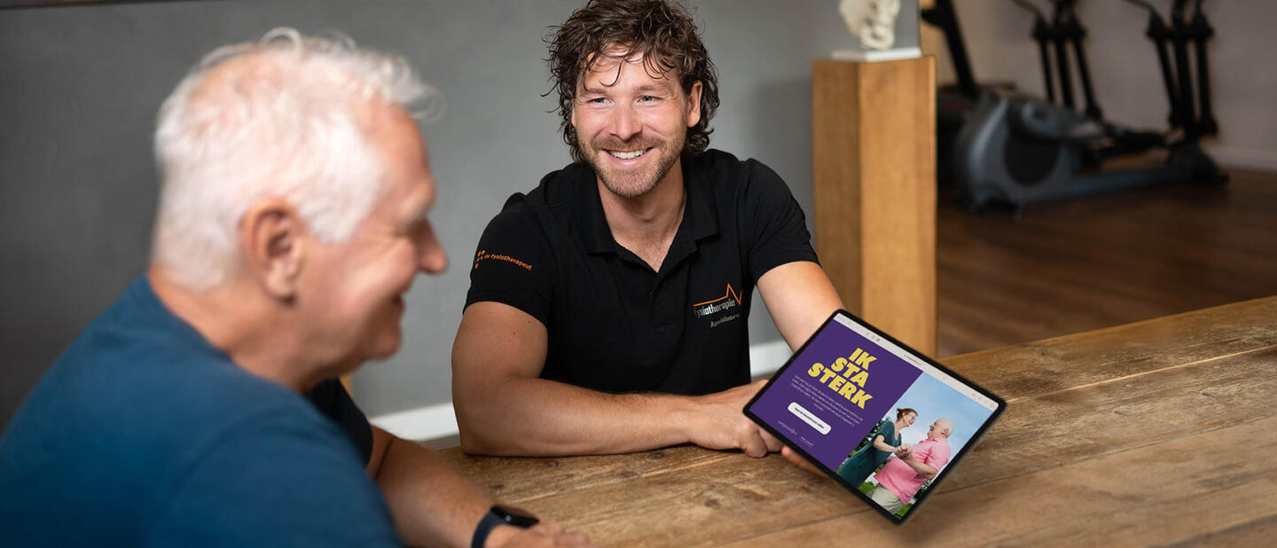 fysiotherapeut doet samen met oudere man de online valrisicotest