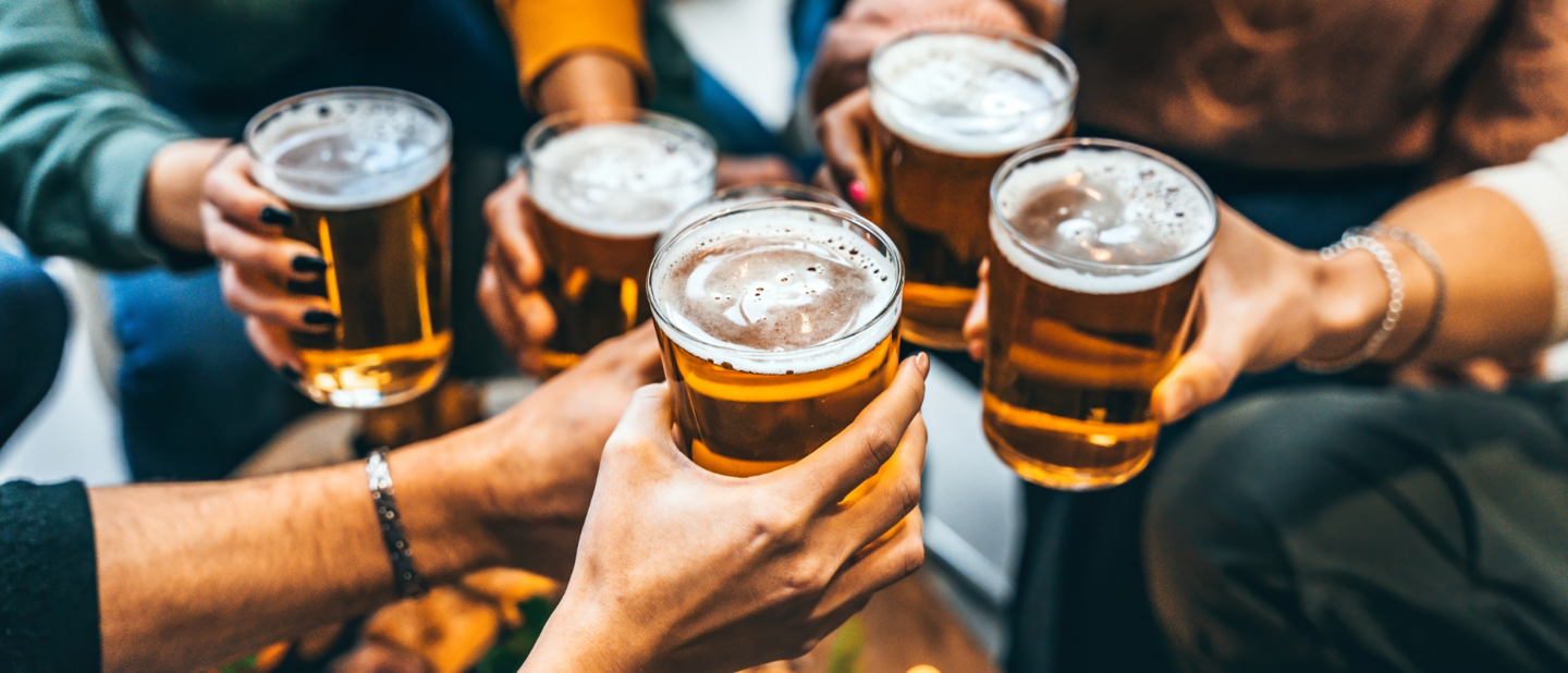 bierglazen proosten