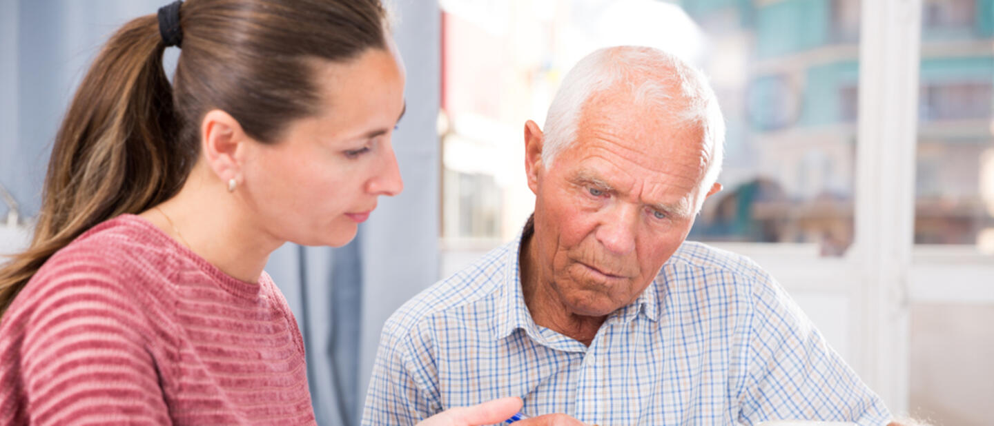 overleg jonge vrouw met papieren en oudere heer