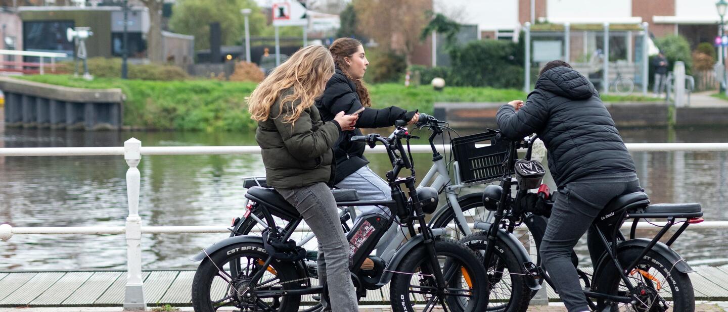 jongeren op fatbikes