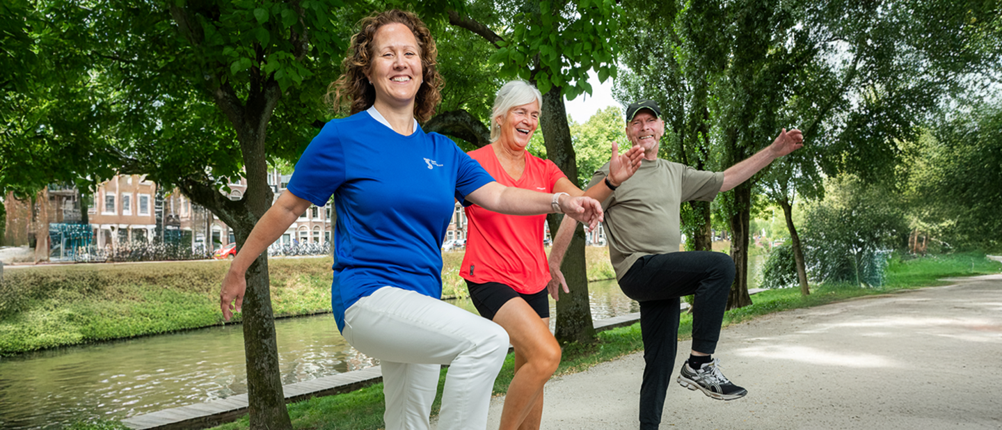 Buurtsportcoach in beweging met 2 senioren