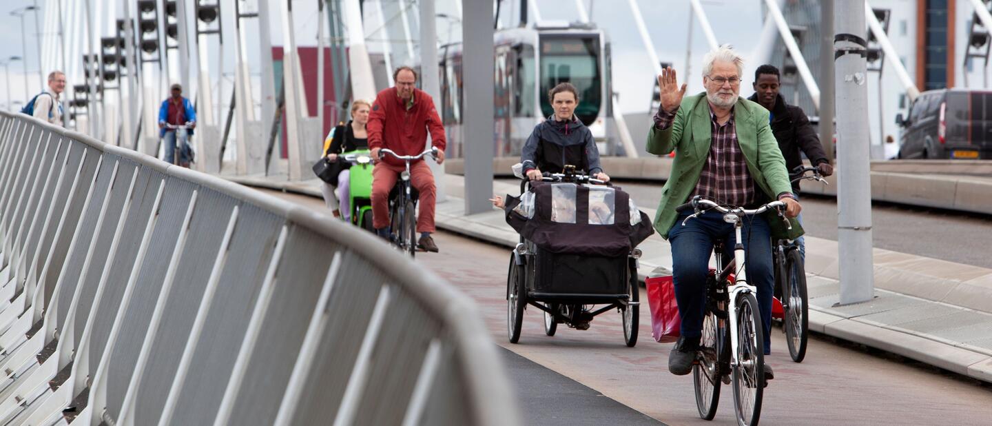 fietsers op brug