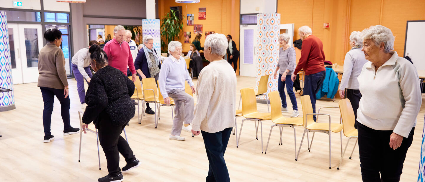beweegprogramma ouderen in beweging met stoelen