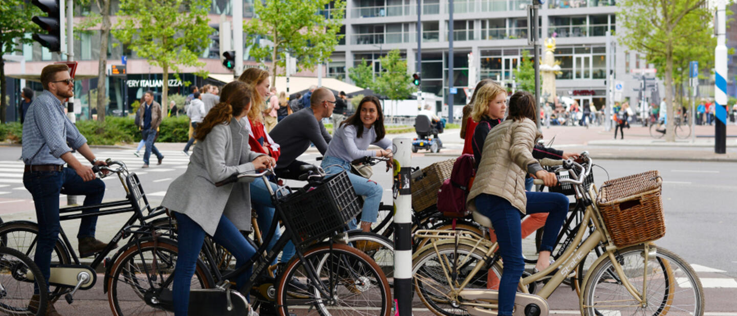 jongeren op fietsen