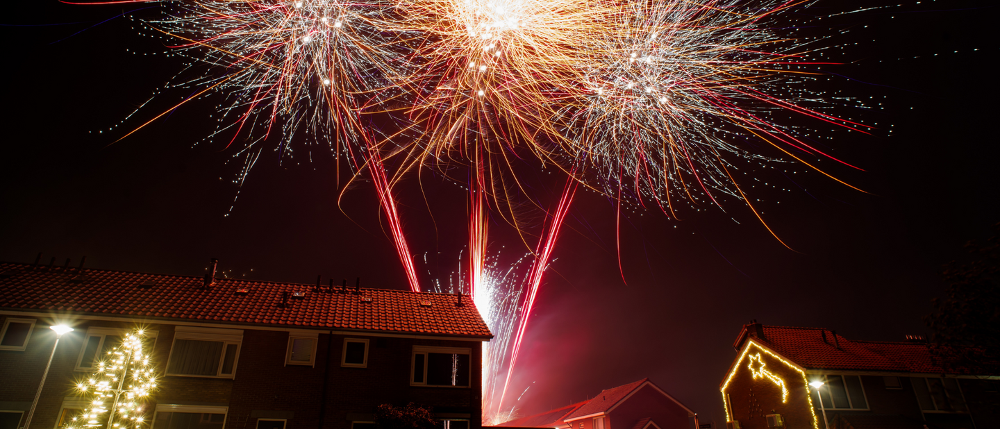 vuurwerk boven huizen