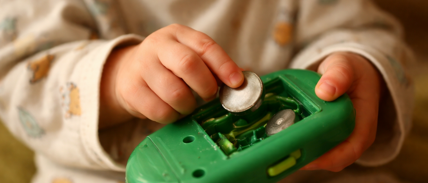 Kindje met knoopcelbatterij