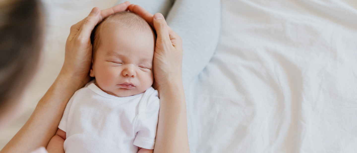 baby in handen