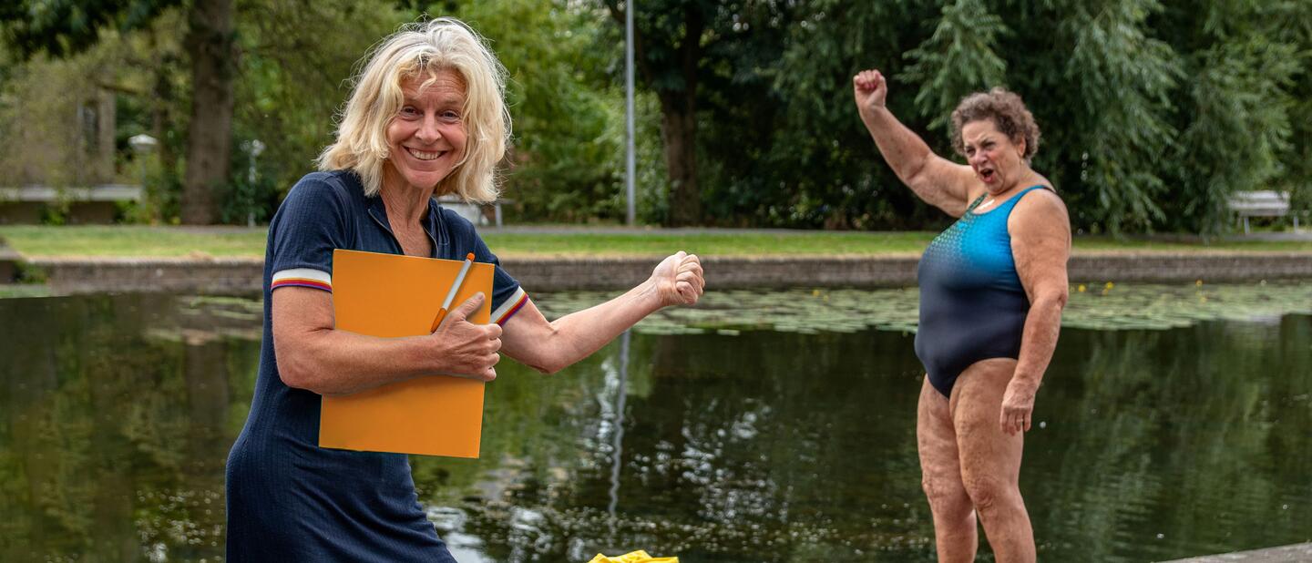 zorgprofessional met oudere dame in badpak