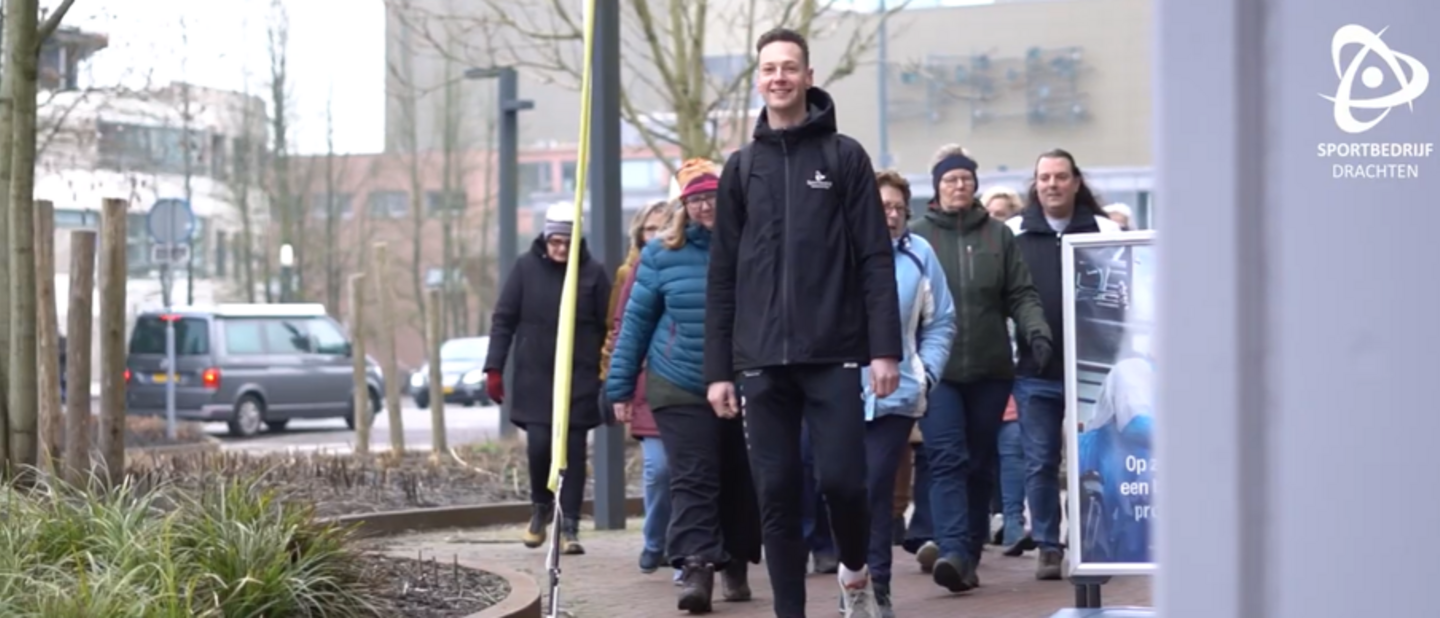 jonge sportieve man loopt in groep voor aantal senioren