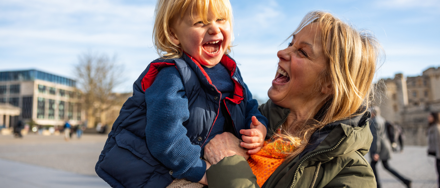 oma met kind blij
