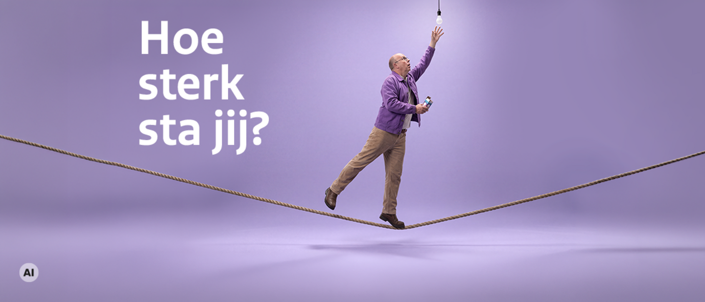 Man balanceert op touw en probeert lamp in te draaien