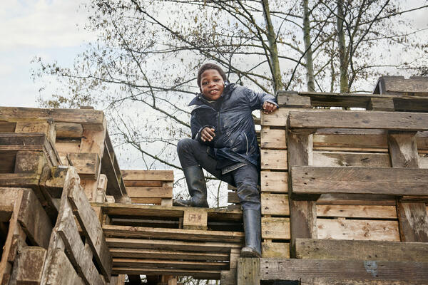 kind speelt op hoogte