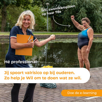 Zorgprofessional met oudere dame in badpak